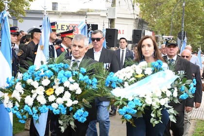 La vicepresidenta y el intendente de Chivilcoy, al llevar ofrendas florales en homenaje a los caídos en el conflicto bélico de 1982