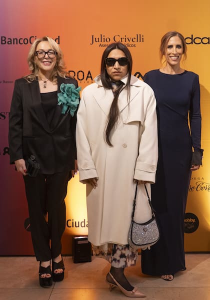 La vicepresidenta y la presidenta de Amigos del Moderno, junto a la artista Chola Poblete