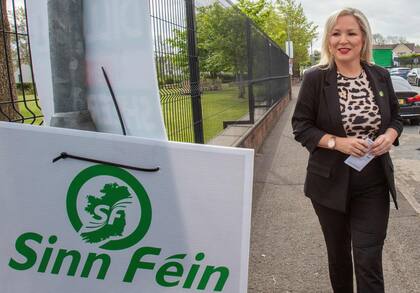 La viceprimera ministra de Irlanda del Norte y candidata del partido republicano irlandés Sinn Fein, Michelle O'Neill, llega a la mesa de votación ubicada en la escuela primaria St Patricks, en Clonoe, en Co Tyrone. (Photo by Paul Faith / AFP)