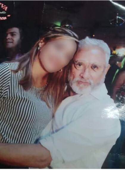 La víctima, con Gregorio Urraco, en la foto de la cantina La Cautiva, de Rosario, que sirvió como prueba para encontrar a la mujer en la casa del hombre, acusado de haberla violado durante dos días