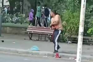 La víctima, con una importante hemorragia en el brazo derecho, fue asistida en principio por algunos de quienes estaba en sus cercanías y luego por un equipo de emergencias médicas que lo trasladó en ambulancia al Hospital Interzonal General de Agudos