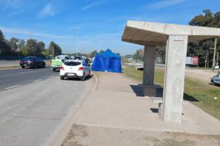 Esperaba el colectivo y lo aplastó la rueda de un camión que perdió dos neumáticos