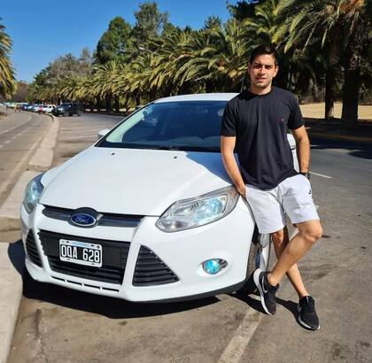 La víctima fue sorprendida por los delincuentes cuando intentaba guardar su coche en el garage de su domicilio.