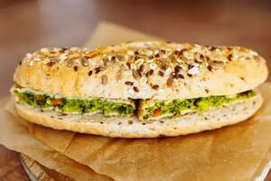 La víctima habría comprado el sandwich en un puesto callejero.