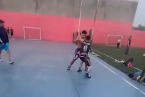 Le pegaron una patada en la cabeza cuando estaba en el piso y lo dejaron inconsciente