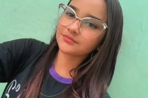 Una joven murió electrocutada mientras se planchaba el pelo en Brasil