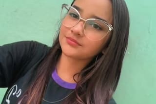 Una joven murió electrocutada mientras se planchaba el pelo en Brasil