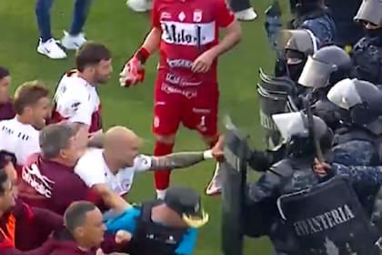 La victoria de Deportivo Madryn sobre Deportivo Morón por la Primera Nacional, que aseguró la clasificación del conjunto aurinegro a la final del reducido y lo dejó a un paso del ascenso a la Primera División, derivó en una batalla campal