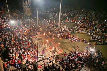 Una multitud se reúne para una ceremonia de oración dedicada al río Ganges en Varanasi