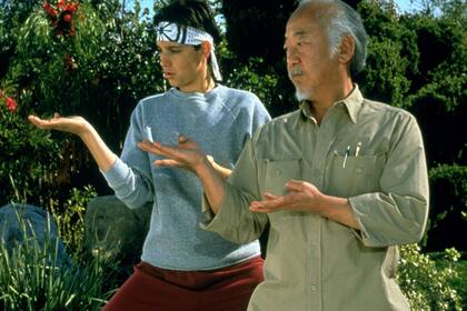 Daniel LaRusso (Ralph Macchio) y el señor Miyagi (Pat Morita), en una de las secuencias de Karate Kid