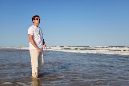 La vida de Fermín Besteiro entre olas, tablas y la organización de eventos que llenan la costa atlántica