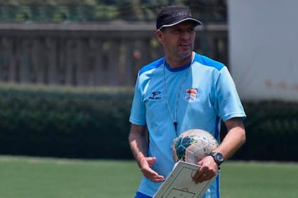 La vida de Gustavo Onaindia, un director técnico argentino que reside en Angola