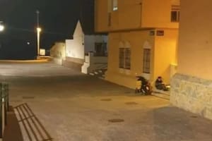 La vida de un repartidor de Glovo cambió cuando se hizo viral en las redes sociales la imagen que lo mostró mientras estudiaba, entre pedido y pedido, debajo de los faroles