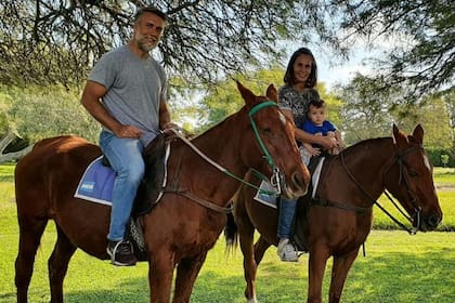 La vida en el campo les permite disfrutar de su nieto con tranquilidad plena
