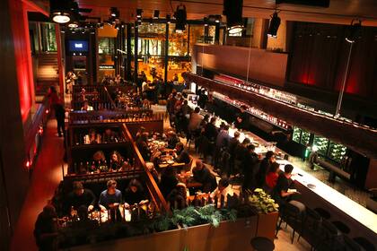 La vida nocturna de la ciudad está permanentemente ampliándose.