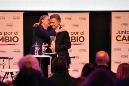 Pichetto saluda a Mauricio Macri durante el acto de Juntos por el Cambio en Parque Norte, el 10 de julio de 2019