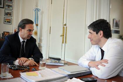 El exjefe de Gabinete, Juan Manuel Abal Medina, recibió en su despacho de Casa Rosada al senador por Rio Negro, Miguel Pichetto el 30 de agosto de 2012