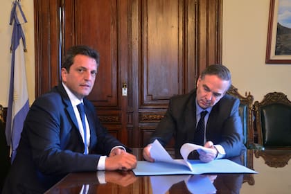 El senador Miguel Ángel Pichetto con el entonces diputado Sergio Massa analiza una serie de temas relacionados con la agenda parlamentaria (30 de agosto de 2016)
