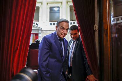 Pichetto es un apasionado de la Revolución Francesa y tiene devoción por Napoleón, un espejo en el que le gusta mirarse