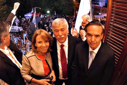 El fallecido gobernador de Río Negro, Carlos Soria, y su esposa, junto a Pichetto en una foto de 2012