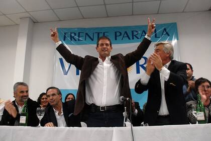 El Frente para la Victoria presentó su lista en Viedma. Carlos Soria (candidato a gobernador de Río Negro), Miguel Pichetto (senador nacional), Mario Sabatella (candidato a intendente). Foto del 15 de julio de 2011