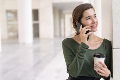 La vida útil de la batería del celular es de entre tres y cinco años, es decir, dura entre 500 y 1000 ciclos de carga.