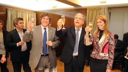Los ministros de Economía, Amado Boudou; de Planificación Federal, Julio de Vido; y de Industria y Turismo, Débora Giorgi durante el brindis que compartieron esta tarde un encuentro con la prensa, en el marco de la celebración del Día del Periodista, en junio de 2010