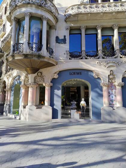 La vidriera de Loewe, una de las tantas marcas de lujo de la zona.