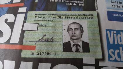 La vieja credencial de la KGB de Vladimir Putin