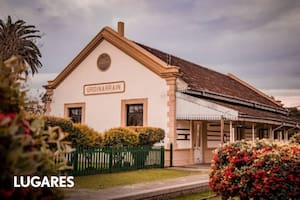 La vieja estación de Urdinarrain, en el departamento Gualeguaychú, de Entre Ríos, rodeada de lomadas y verdes paisajes.