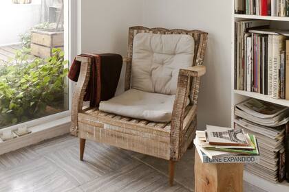 La vieja estructura de un sillón se puede reutilizar para armar un asiento más moderno. Acá se logró con un par de almohadones claros y un aguayo