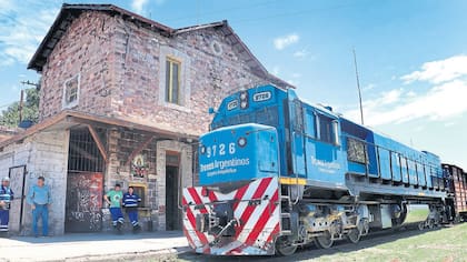 La vieja locomotora, al frente de 13 vagones, en Jujuy