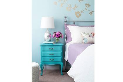 La vieja mesita de luz recobra vida al pintarla con un esmaite en una versión furiosa del turquesa (foto: asimplegrace.com).