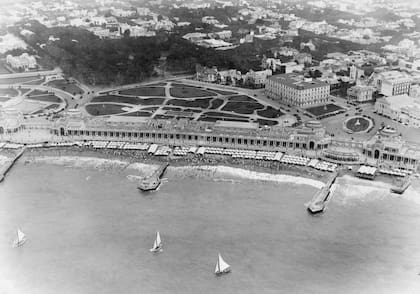 La vieja Rambla de Mar del Plata, demolida en 1939. En esas arcadas se fotografiaron miles de turistas.