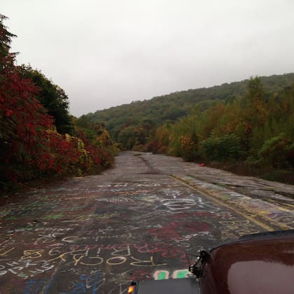 La vieja ruta para llegar al pueblo tóxico ahora está lleno de graffitis