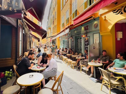 La Vieux-Nice es el barrio histórico de Niza, de calles estrechas, sinuosas y peatonales donde los bares toman las veredas