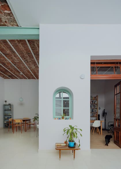 La viga metálica que atraviesa la cocina-comedor y las aberturas de madera se pintaron de ‘Verde Berilo’ (Alba).