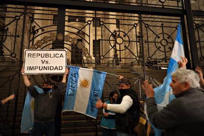 La vigilia del 26A bajo la lluvia, frente al Congreso de la Nación