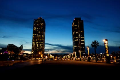 La Vila Olímpica fue levantada sobre 45 hectáreas del distrito de Sant Martí y acogió a miles de atletas. No fue hasta finales de 1992 cuando comenzó a llenarse de vecinos.