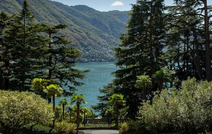 La villa cuenta con impresionantes jardines que incluyen una pileta y vistas panorámicas al lago. 