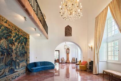 La villa fue construida en 1920 por Jacques Couelle y la mansión cuenta con una superficie 12.486 metros cuadrados, 15 habitaciones (9 dormitorios) que llegaron a albergar a los Kennedy. Los pisos de la planta principal, así como la escalera, son mármol. El hall, con su araña, fue diseñado para albergar bailes y fastuosos encuentros