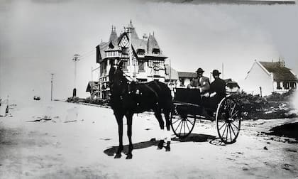 La Villa Ortiz Basualdo contó con el primer ascensor instalado en una vivienda particular de Mar del Plata, un adelanto inusual para una casa de verano