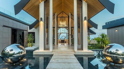 La villa se encuentra en Phuket, una pequeña isla tropical al sur de Tailandia