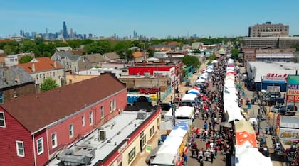 La Villita cuenta con miles de pequeños negocios; desde panaderías, taquerías y tiendas de ropa hasta agencias de servicios legales