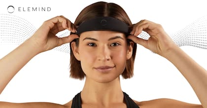 La vincha que desarrolló EleMind que que monitorean la calidad del sueño y que emite ondas que promueven un sueño mejor