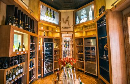 La vinoteca de Mar y Vino, escala necesaria para los amantes del vino en Pichilemu.