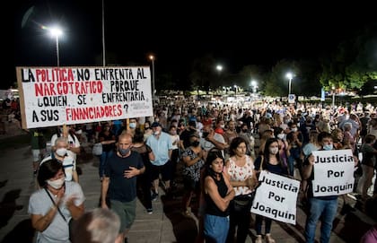 La violencia narco fue enfrentada por los rosarinos con la manifestación realizada en la noche del miércoles en el Monumento a la Bandera 