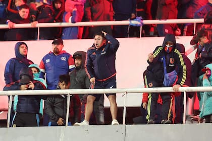 La violencia se inició en el sector de los simpatizantes de Universidad de Chile, que rompieron partes del estadio y las tiraron desde la bandeja superior contra hinchas de Independiente, cuya barra reaccionó.