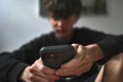 La violencia sexual digital incluye la difusión de imágenes íntimas sin consentimiento, la sexualización de fotos, la exposición de datos personales y la circulación clandestina de contenido entre usuarios.
