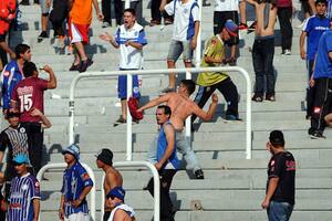 Racing ganaba en Mendoza, pero se suspendió por incidentes en las tribunas